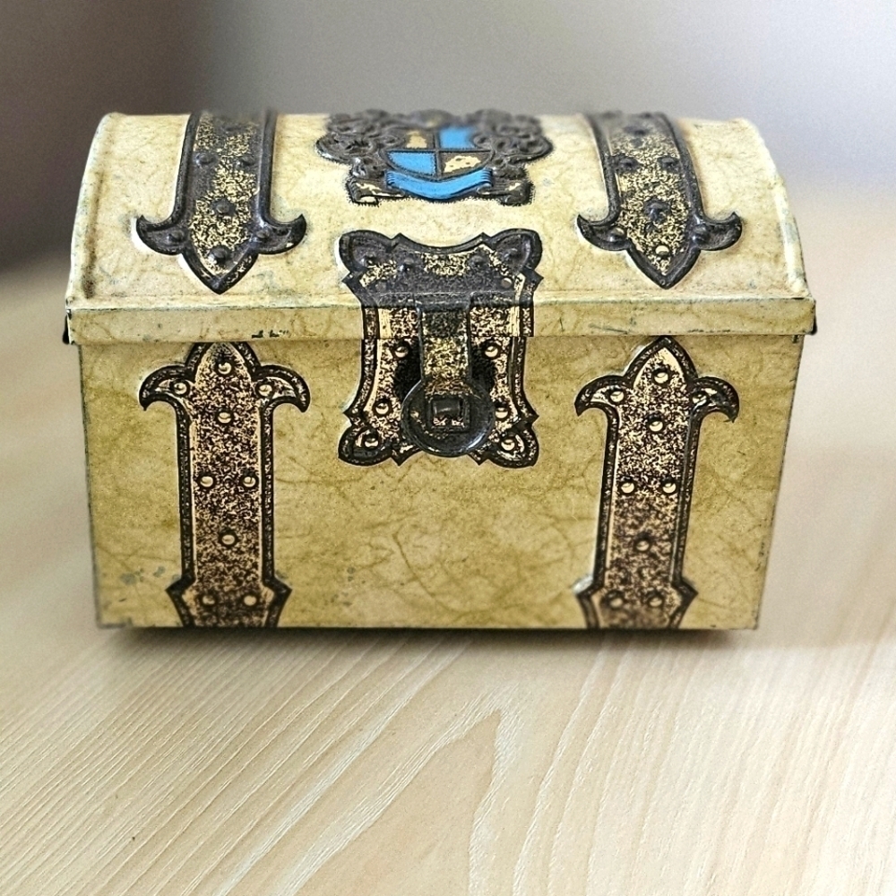 Vintage Coat Of Arms Embossed Design Treasure Chest Inspired Hinged Lid Tin Box